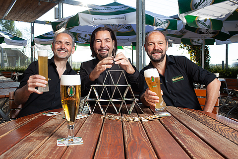 Dieter Schmid, Bernhard Vötter 1. Braumeister und Bernhard Ebner 2. Braumeister stoßen auf neues Rekordjahr an.