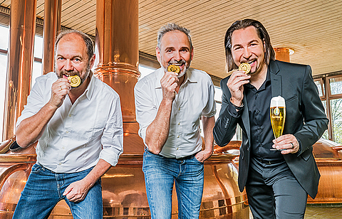 1. Braumeister Bernhard Vötter, 2. Braumeister Bernhard Ebner und Geschäftsführer Dieter Schmid freuen sich über die neuen Gold-Medaillen!